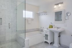 A,Modern,,Marble,Tile,Bathroom,With,An,Open,Walk-in,Shower