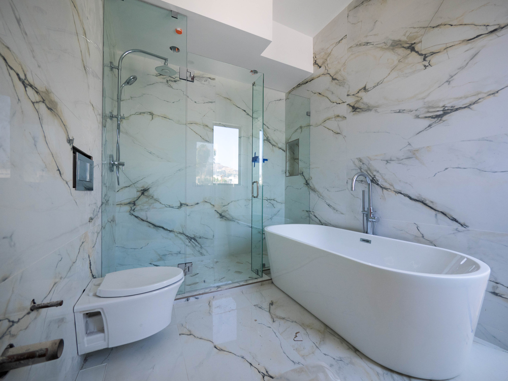 Modern,Bathroom,Interior,With,Bathtub,And,Glass,Shower,Enclosure