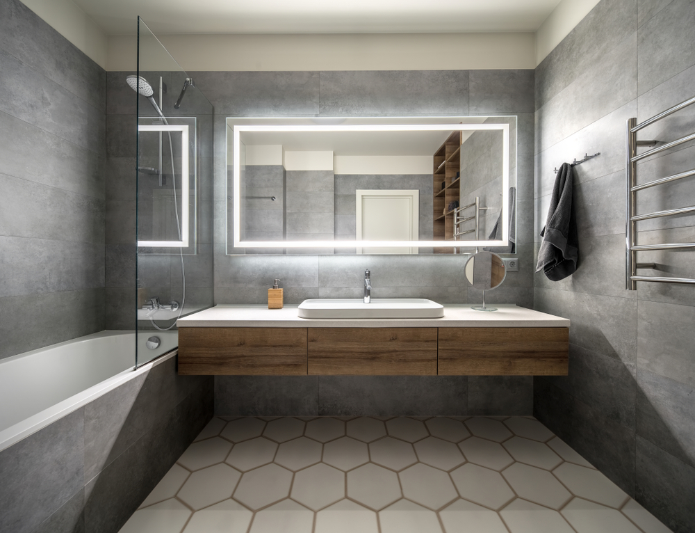 Bathroom,In,A,Modern,Style,With,Gray,And,White,Tiles.